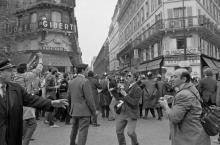 De nombreux photographes s’efforcent d’être au plus près des affrontements du quartier Latin, non sans quelques risques.