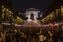 Le sélectionneur Didier Deschamps et le gardien Hugo Lloris jubilent après la qualification de la France en finale du Mondial le 10 juillet 2018