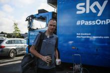 Le Britannique Chris Froome devant le bus de son équipe , le 4 juillet 2018 à Saint-Mars-la-Réorthe en Vendée