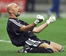 Le gardien de but des Bleus en 1998 Fabien Barthez jubile à la fin de la demi-finale contre la Croatie, au Stade de France à Saint-Denis, le 8 juillet 1998