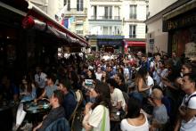 Des supporters regardent le match entre l'Uruguay et la France à Paris le 6 juillet 2018