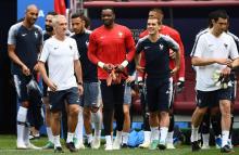 Le sélectionneur de l'équipe de France Didier Deschamps (g) dirige une séance d'entraînement au stade Loujniki, le 25 juin 2018 à Moscou