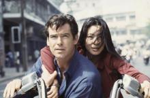 Michelle Yeoh et Pierce Brosnan dans Demain ne meurt Jamais