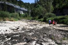 Touristes en promenade dans le lit à sec du Doubs le 12 août 2018 entre pontarlier et Morteau