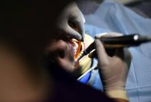 Un patient chez un dentiste, le 4 décembre 2015 à Paris