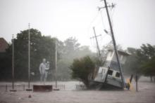 Une mère et sa fille apprennent que des amis ont été blessés dans la chute d'un arbre à Wilmington, en Caroline du Nord, le 14 septembre 2018 après le passage de l'ouragan Florence