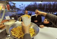 Josiane Devlaeminck sert des frites dans son "fritkots" (appellation flamande de la friterie ou baraque à frites), le 7 février 2011 à Bruxelles