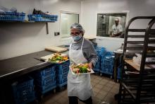 Une cuisinière porte les repas de patients du Centre de cancérologie Léon Bérard à Lyon, le 10 septembre 2018