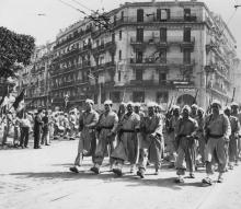 Des anciens combattants harkis participent à une cérémonie officielle devant le monument aux morts de Mas-Thibert à Arles, le 25 septembre 2011, lors de la Journée nationale d'hommage aux harkis