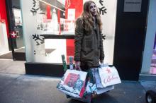 Une acheteuse tient ses sacs pendant les soldes.