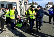 La police évacue des gilets jaunes pendant une manifestation le 9 novembre 2018 près de la mairie d'Albert, dans la Somme