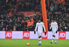 Les Français Kylian Mbappé (gauche) et Raphaël Varane après la défaite des Bleus face aux Pays-Bas, à Rotterdam le 16 novembre 2018