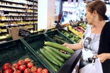 Une cliente fait ses courses dans un magasin bio de Paris, le 30 mai 2011