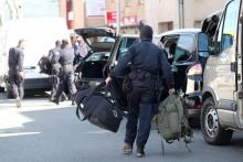 Un membre du GIGN devant le supermarché de Trèbes, où une prise d'otages a coûté la vie à quatre personnes, le 23 mars 2018