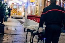 Un pompier se rend sur le lieu de l'attaque au marché de Noël à Strasbourg, le 11 décembre 2018