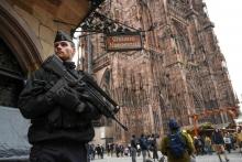 Un membre des forces de l'ordre patrouille au marché de Noêl de Strasbourg, le 14 décembre 2018