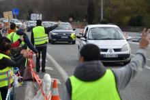 Des "gilets jaunes" à une sortie d'autoroute à La Barque, près de Marseille, le 9 décembre 2018