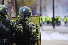 Affrontements entre policiers et manifestants lors de la journée de mobilisation des "gilets jaunes", le 1er décembre 2018 sur les Champs-Elysées