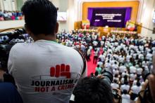 Un journaliste porte un tshirt où l'on peut lire "le journalisme n'est pas un crime", à Yangoun, en Birmanie, le 28 août 2018