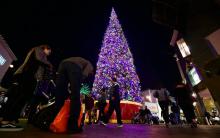 Un sapin de Noël et des gens qui font les courses à Commerce, en Californie, le 18 décembre 2018