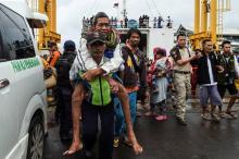 Des rescapés se reposent dans une mosquée à Tenjolahang, dans la province indonésienne de Banten le 26 décembre 2018, après le tsunami consécutif à une éruption volcanique