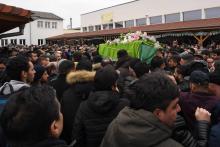 Le cerceuil d'une des victimes de l'attaque de Strasbourg est transporté dans les rues du marché de Noël à Strasbourg, le 14 décembre 2018