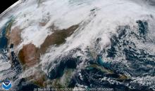 Cette image satellite, datée du 28 décembre et fournie par l'administration nationale des Océans et de l'Atmoshère (NOAA) montre la tempête de neige Eboni qui affecte de larges pans des Etats-Unis.