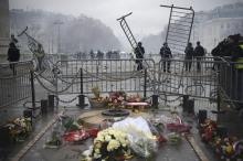 Des policiers protègent la tombe du soldat inconnu sous l'Arc de Triomphe alors que des gilets jaunes manifestent à proximité, le 1er décembre 2018