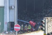 Des pompiers luttent le 11 décembre 2018 contre le feu déclaré dans une usine de traitement des déchets, au nord-est de Rome