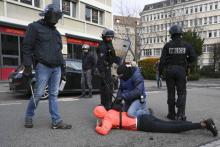 Un lycéen devant la police le 6 décembre 2018 à Saint-Priest dans la banlieue de Lyon