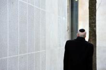 Un homme visite le Mémorial de la Shoah à Paris, en janvier 2010