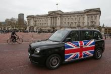 Le premier taxi londonien roulant à l'électricité, baptisé TX eCity, le 5 décembre 2017 près de Buck