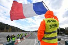 Un barrage de gilets jaunes à un péage autoroutier, près de La Barque, dans le sud de la France, le 9 décembre 2018