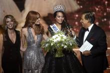 Miss Tahiti, Vaimalama Chaves, élue Miss France 2019, est entourée du présentateur de télévision Jean-Pierre Foucault, de la présidente du comité Miss France Sylvie Tellier (G) et de Miss France 2018 