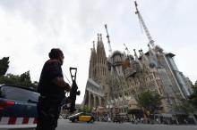 Un policier espagnol devant la Sagrada familia de Barcelone.