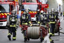 Des pompiers luttant contre un incendie.