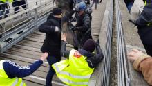 Un ancien boxeur professionnel s'en prend aux forces de l'ordre le 5 janvier 2019 sur la passerelle Léopold Sédar Senghor à Paris