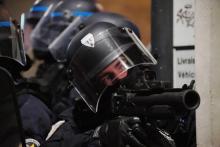 Un policier tient un lanceur de balles de défense (LBD) lors d'une manifestation des "gilets jaunes" le 12 janvier à Bordeaux