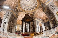 Le nouvel éclairage intérieur de la Basilique Saint-Pierre de Rome, composé d'environ 100.000 LED et contrôlé par ordinateur, le 25 janvier 2019 au Vatican