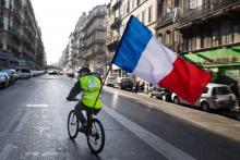 Un "gilet jaune" sur les Champs-Elysées, le 22 décembre 2018