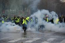 Un gilet jaune sur les Champs Elysées le 24 novembre 2018 à Paris