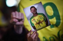 Une photo d'Emiliano Sala brandie lors d'un rassemblement en sa mémoire, le 22 janvier 2019 à Nantes