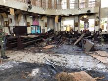 Photo des forces armées philippines montrant l'intérieur de la cathédrale de Jolo après l'explosion d'un engin piégé qui a fait 18 morts le 27 janvier 2019