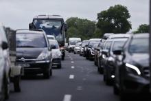 Pour ce troisième week-end de départs en vacances Bison Futé voit rouge et la circulation est dense samedi sur les grands axes.