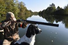 Un chasseur sur le Loir à Vaas dans la Sarthe, le 15 octobre 2017