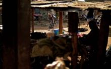 Une femme albinos marche dans un marché de l'île d'Ukerewe, en Tanzanie, le 14 juin 2016