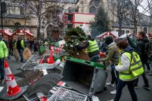 Un gilet jaune au petit matin sur les Champs-Élysées le 5 janvier 2019