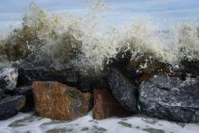 Des vagues s'écrasent contre des digues de rochers après le passage de la tempête Pabuk dans le sud de la Thaïlande, le 5 janvier 2019