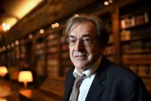 Le philosophe et académicien Alain Finkielkraut, le 1er décembre 2016, dans la bibliothèque de l'Académie française à Paris