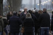 Christophe Dettinger (c) entouré de ses proches à sa sortie de la prison de Fleury-Mérogis le 20 février 2019